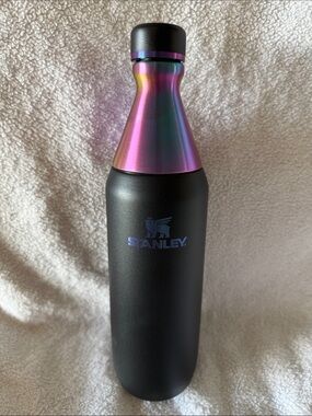 Stanley Black Bottle with Iridescent Purple-Green Neck 20 oz